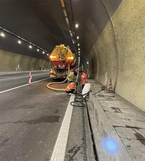 下花园隧道排水渠清淤